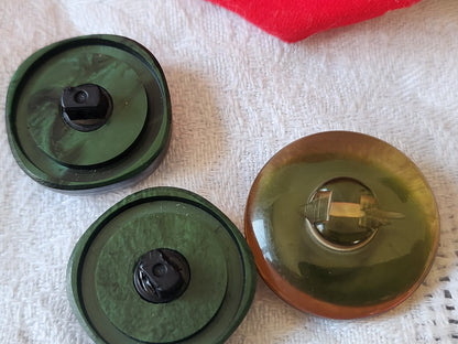 Trio volumineux boutons vintage  vert 2,3 et 2,8 cm à pied ref 5925