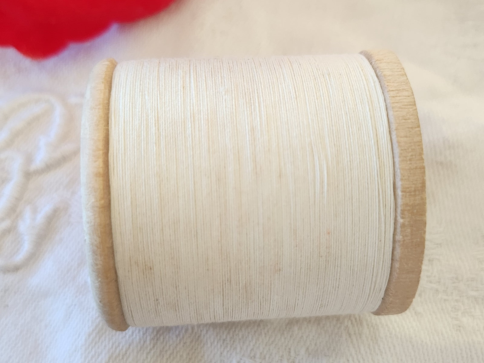 Bobine ancienne en bois fil blanc mercerie à l'hamecon poids: 38 grammes T2