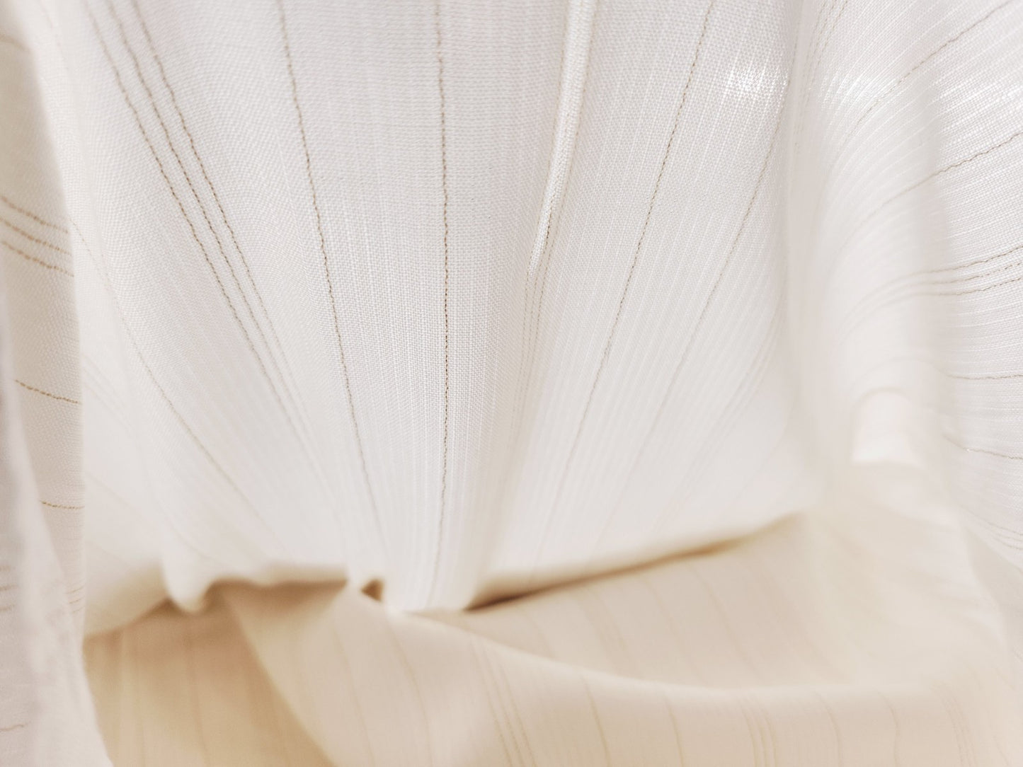 Grand coupon de tissu blanc fil doré mou 1 m51 sur 3 mètres B8