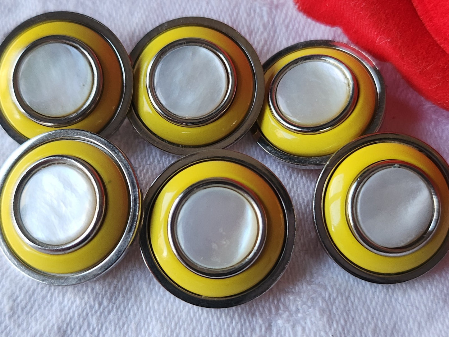 Lot 6 boutons anciens en metal coeur en nacre jaune 1,7 cm ref 3928