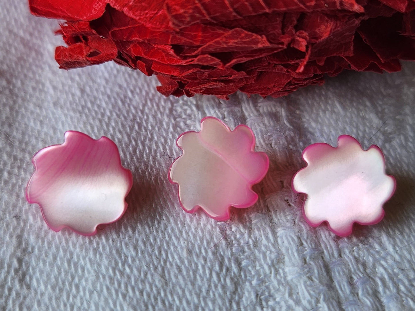 Trio boutons anciens en nacre travaillé rose 1 cm pied G15B