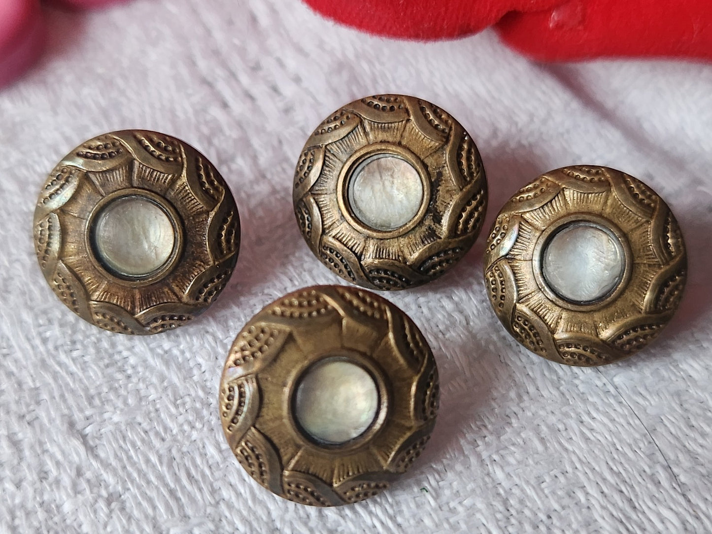 Lot 4  boutons anciens en métal coeur  en nacre petits 1,3 cm D13D