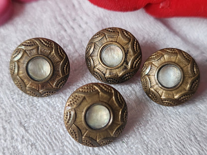 Lot 4  boutons anciens en métal coeur  en nacre petits 1,3 cm D13D