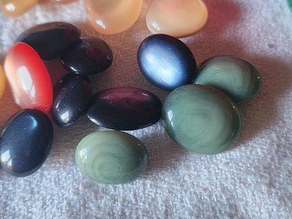Lot 17  boutons vintage panaché ovale  1 sur 1,3 à 1,6 sur 1,3 cm  ref 5850