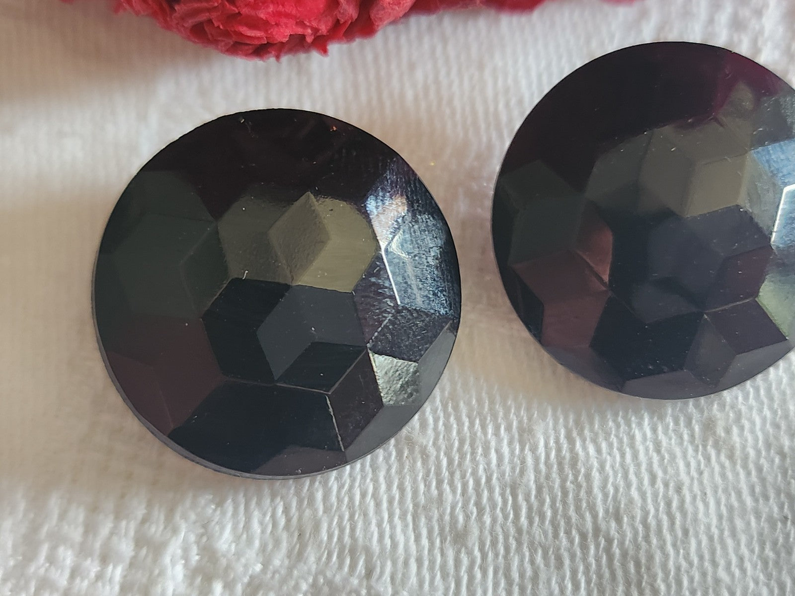 Duo gros boutons anciens en verre noir facette pied  2,1 cm D14C