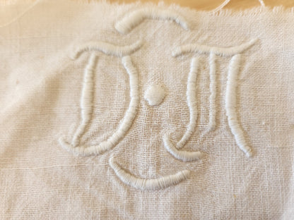 Monogramme ancien DM  pour création récup patchwork couture T3