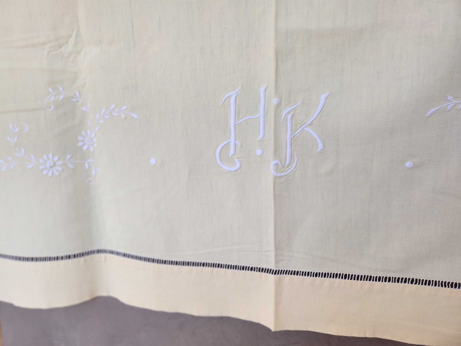 Lot deux draps anciens jaune monogrammes HK idéal rideau B6
