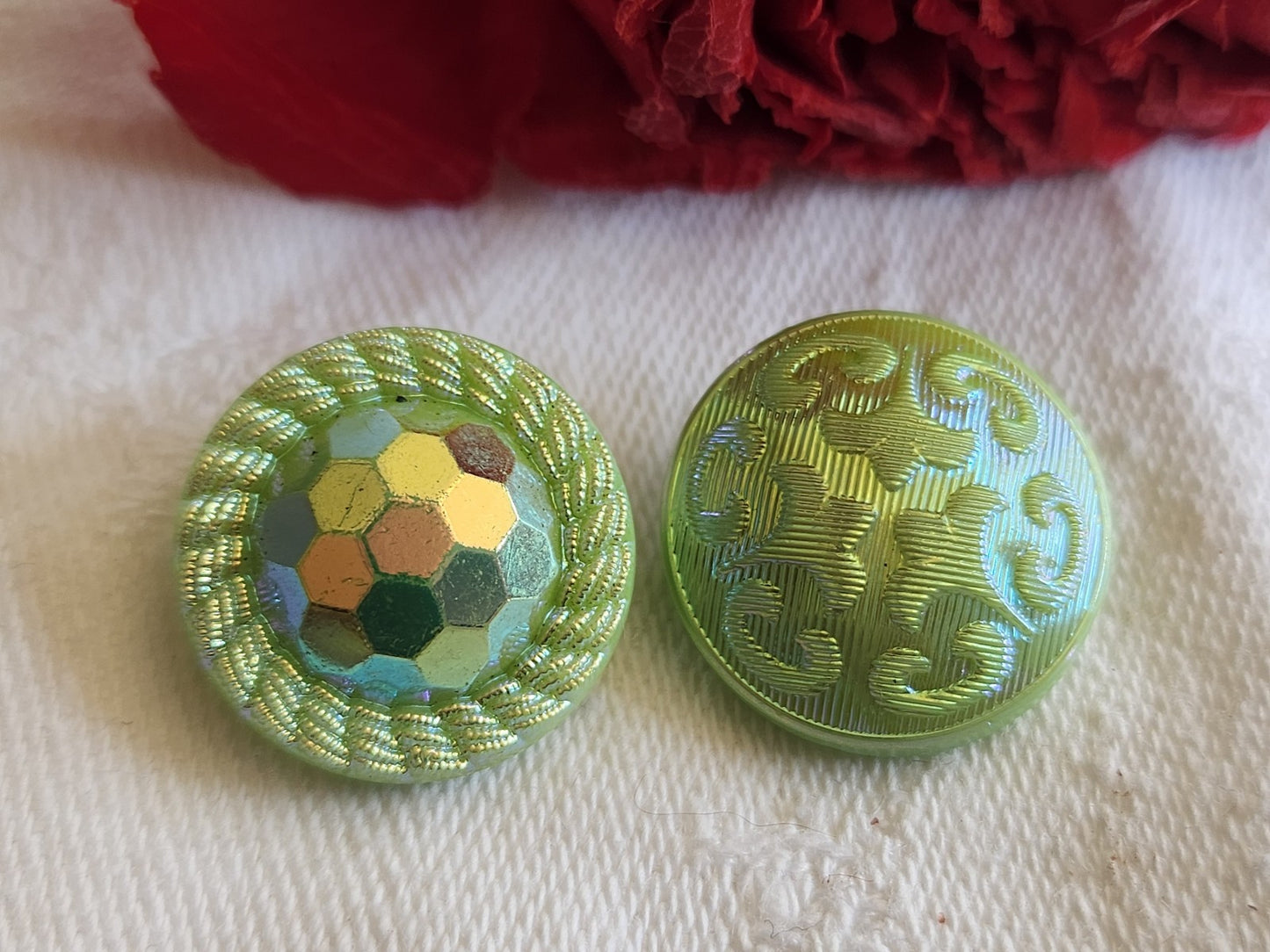 Duo boutons vintage en verre mordoré/ irisé vert 1,7/ 1,8 cm G19J