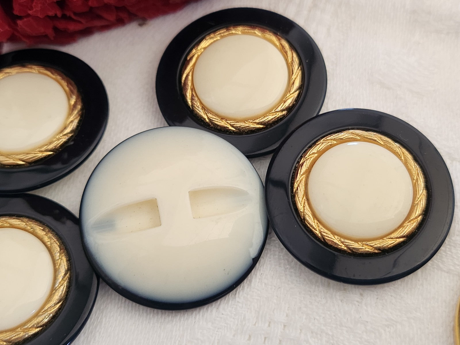 Lot 5 gros boutons vintage bleu quasi noir creme pied doré 2,8 cm ref 1778