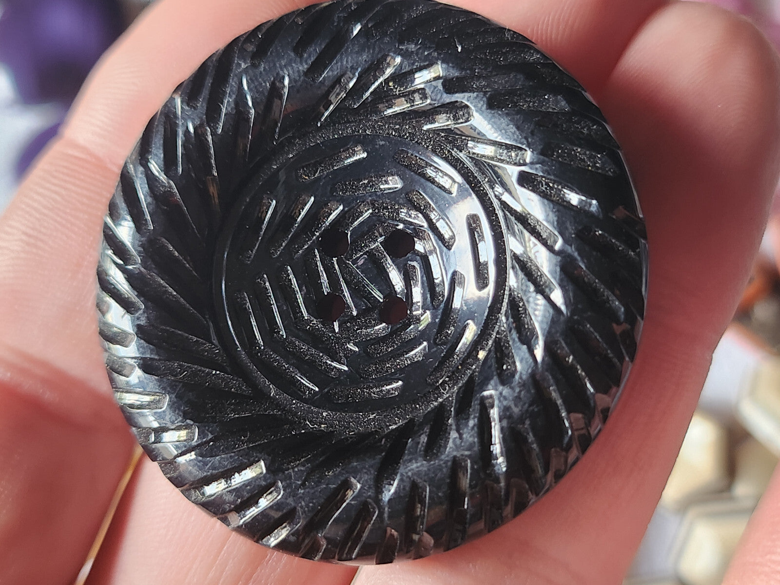 Enorme bouton vintage noir lumineux texturé épais trous 4,3 cm  ref 2235