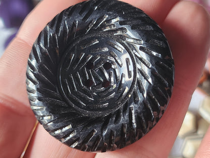 Enorme bouton vintage noir lumineux texturé épais trous 4,3 cm  ref 2235
