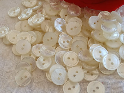 Lot 50 boutons vintage blanc nacré acrylique trous 1,4 cm ou 14 mm ref 6488