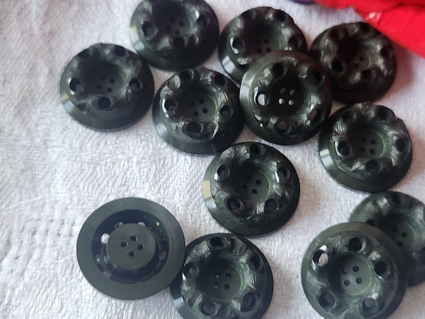 Lot 12 boutons vintage vert 1,7 cm ajouré trou ref 5500