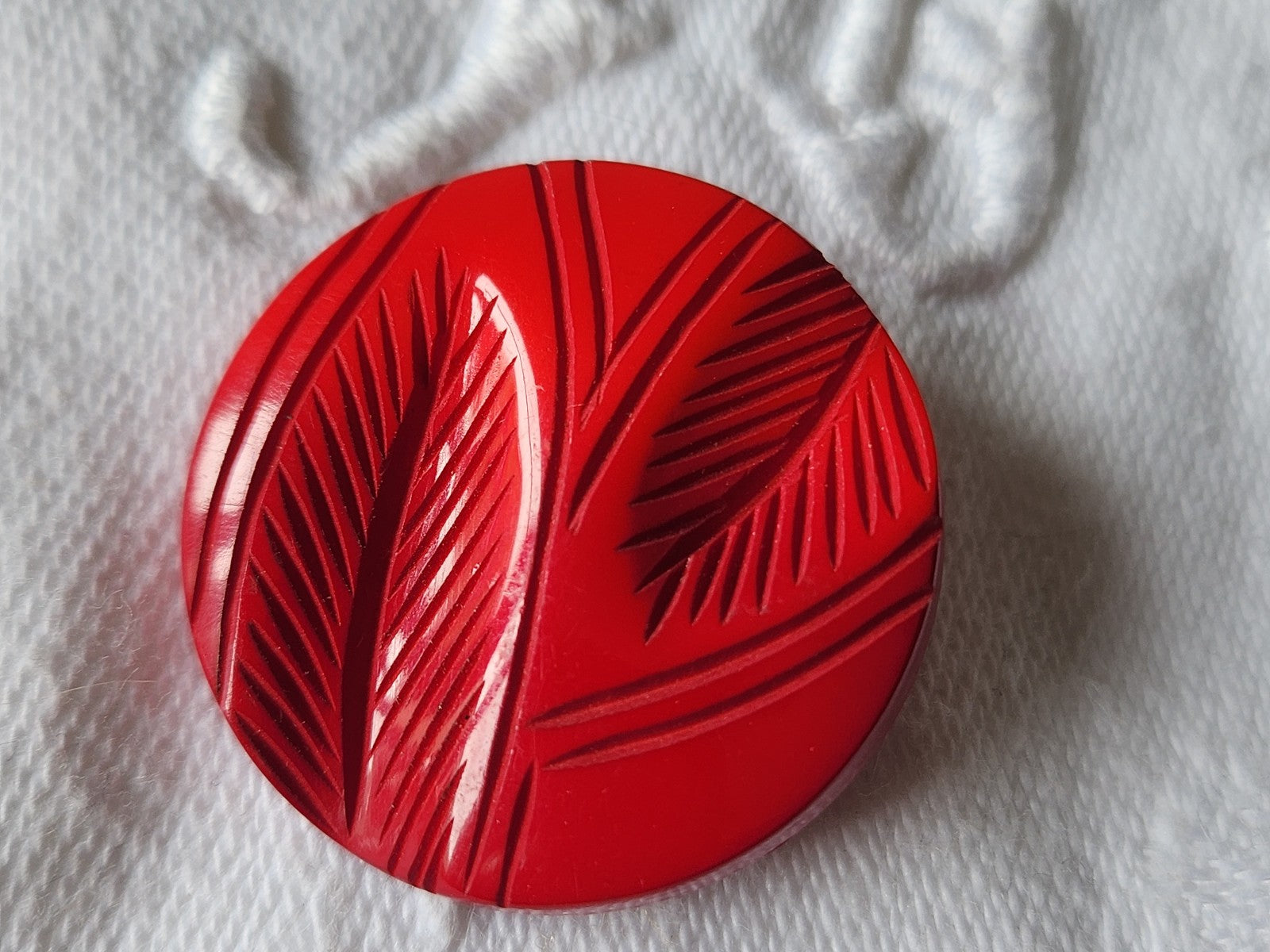 Collection bouton ancien rouge camaieu motif feuillage relief 2,6 cm G12J