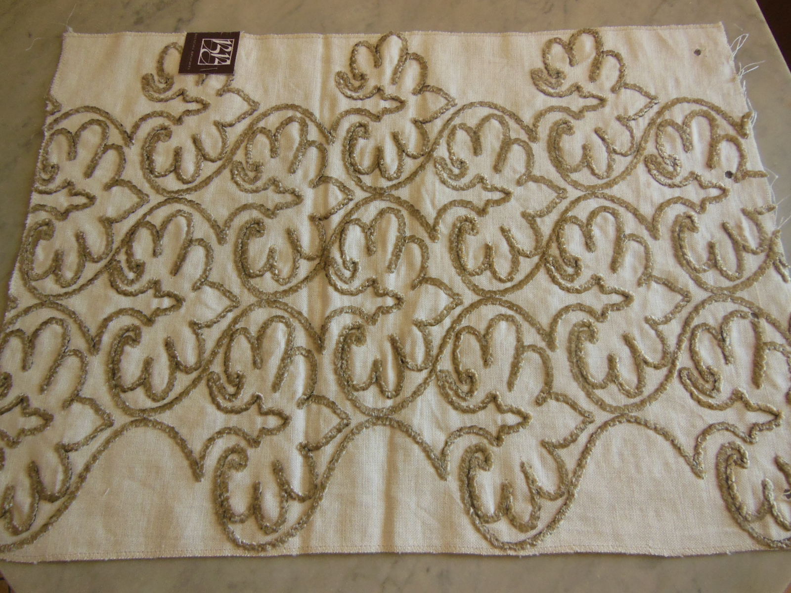 Coupon de tissu rebrodé patchwork 49 cm sur 37 cm brise bise set table B3