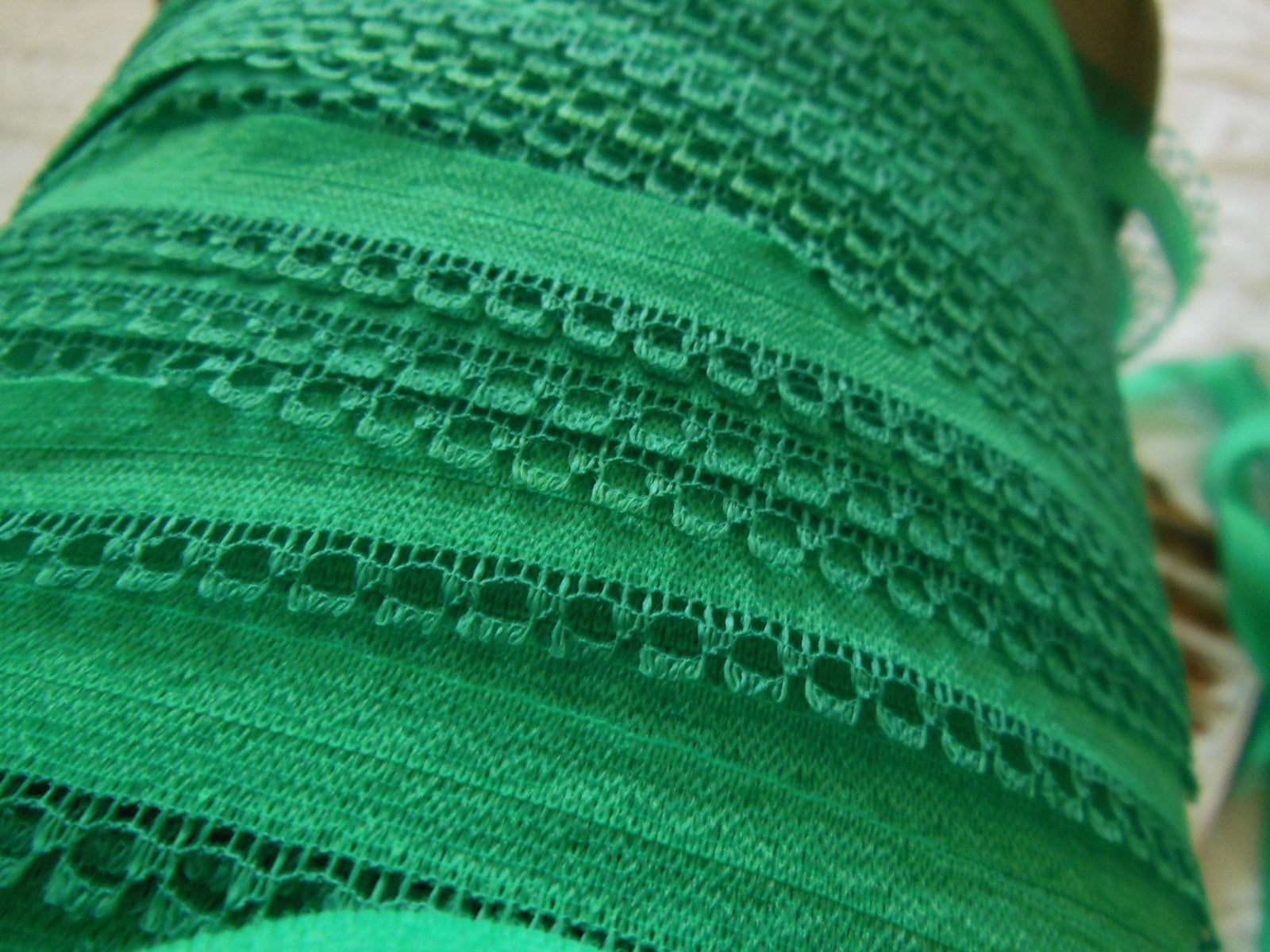Dentelle ancienne vintage verte 500 grammes au moins 200 mètres sur 1,4 cm B6