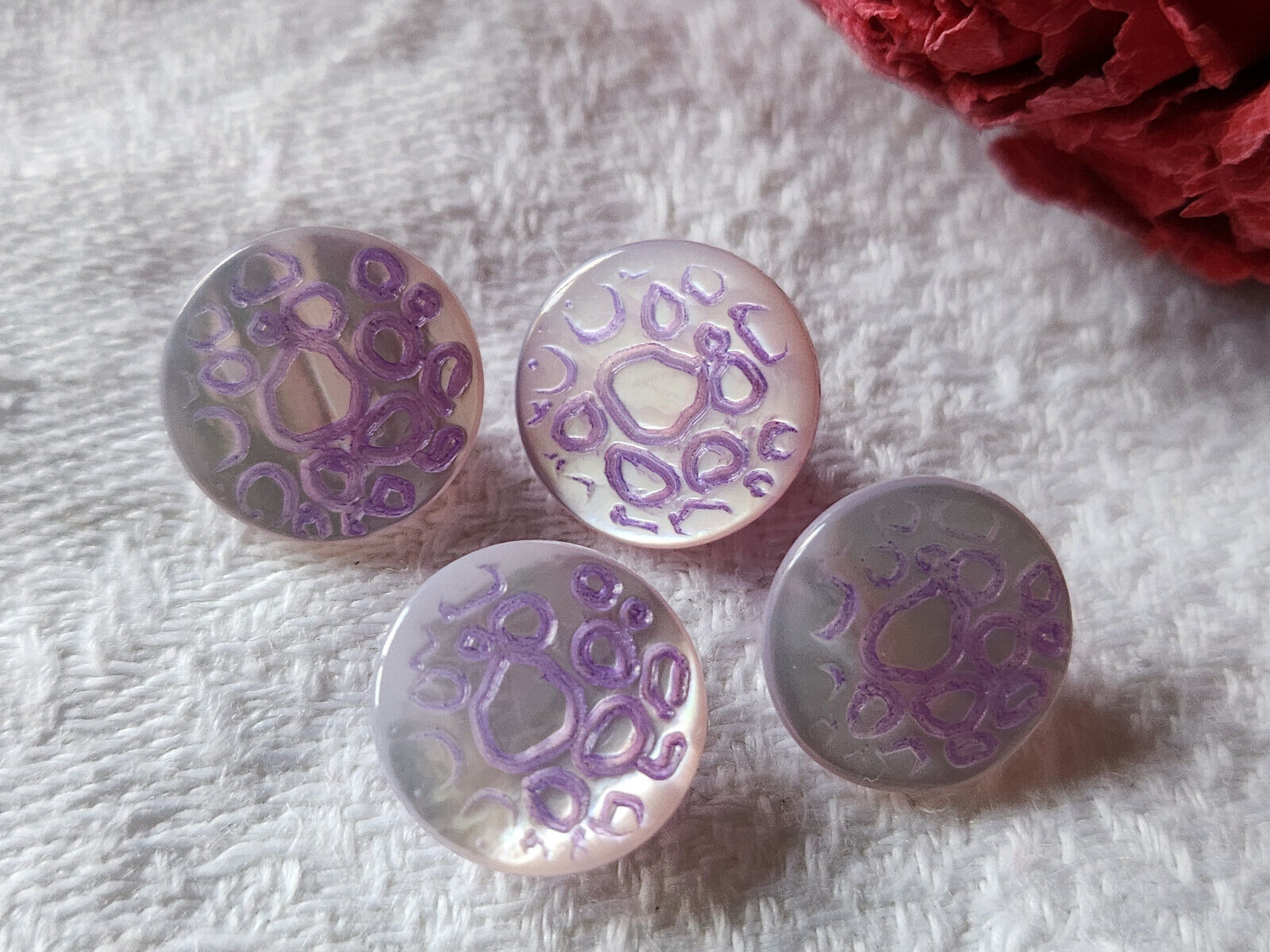 Lot 4 boutons anciens en nacre violet motif alveole pied 1,1 cm G11A