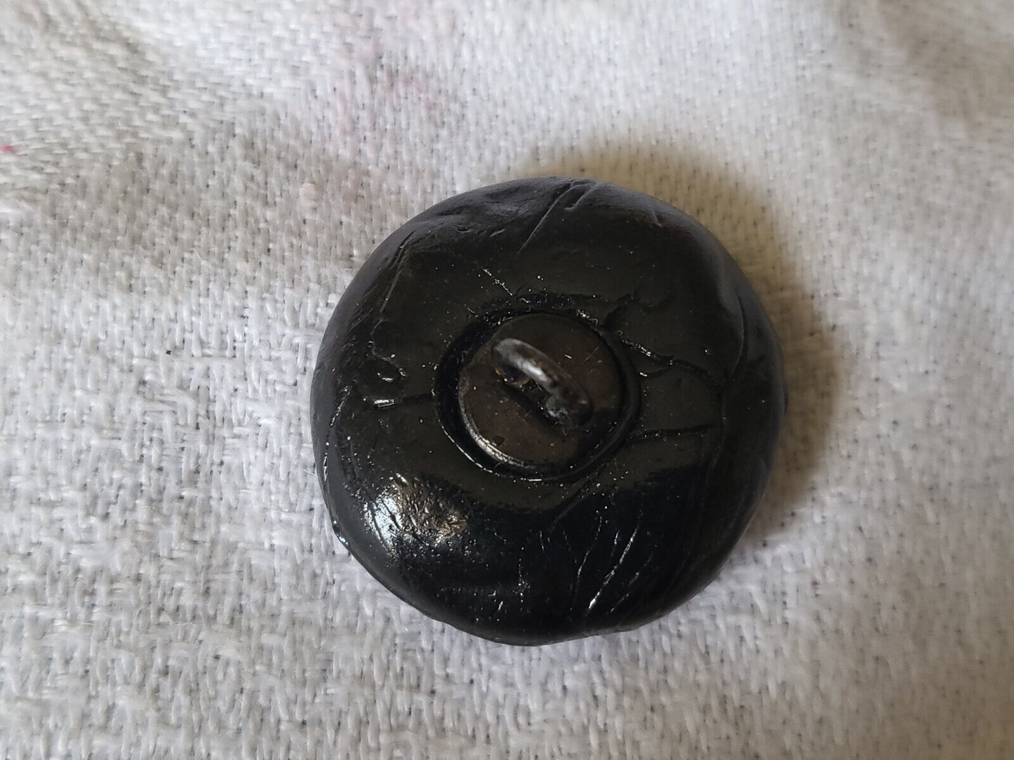 Bouton ancien en résine noir légèrement argenté diamètre 2,1 cm G17D