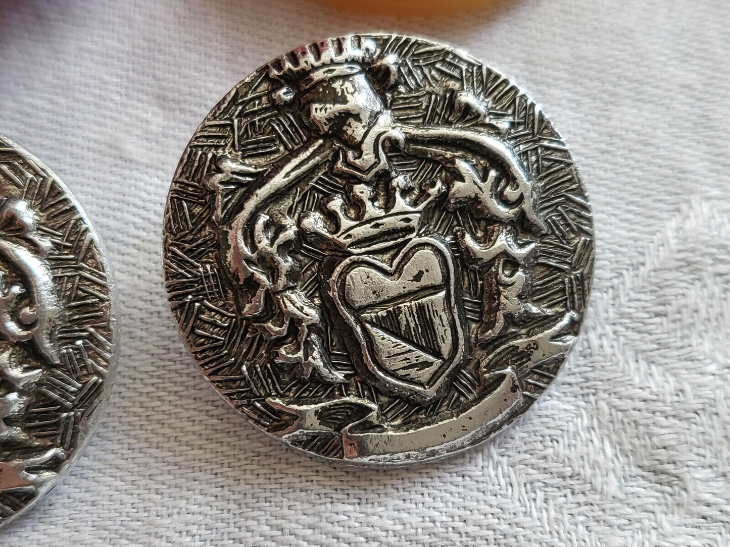 Duo gros boutons anciens en alliage argenté blason  2,9 cm G14O