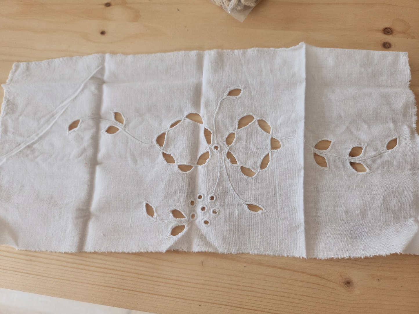 Broderie ancienne ajouré incrustation dentelle création couture T1-1