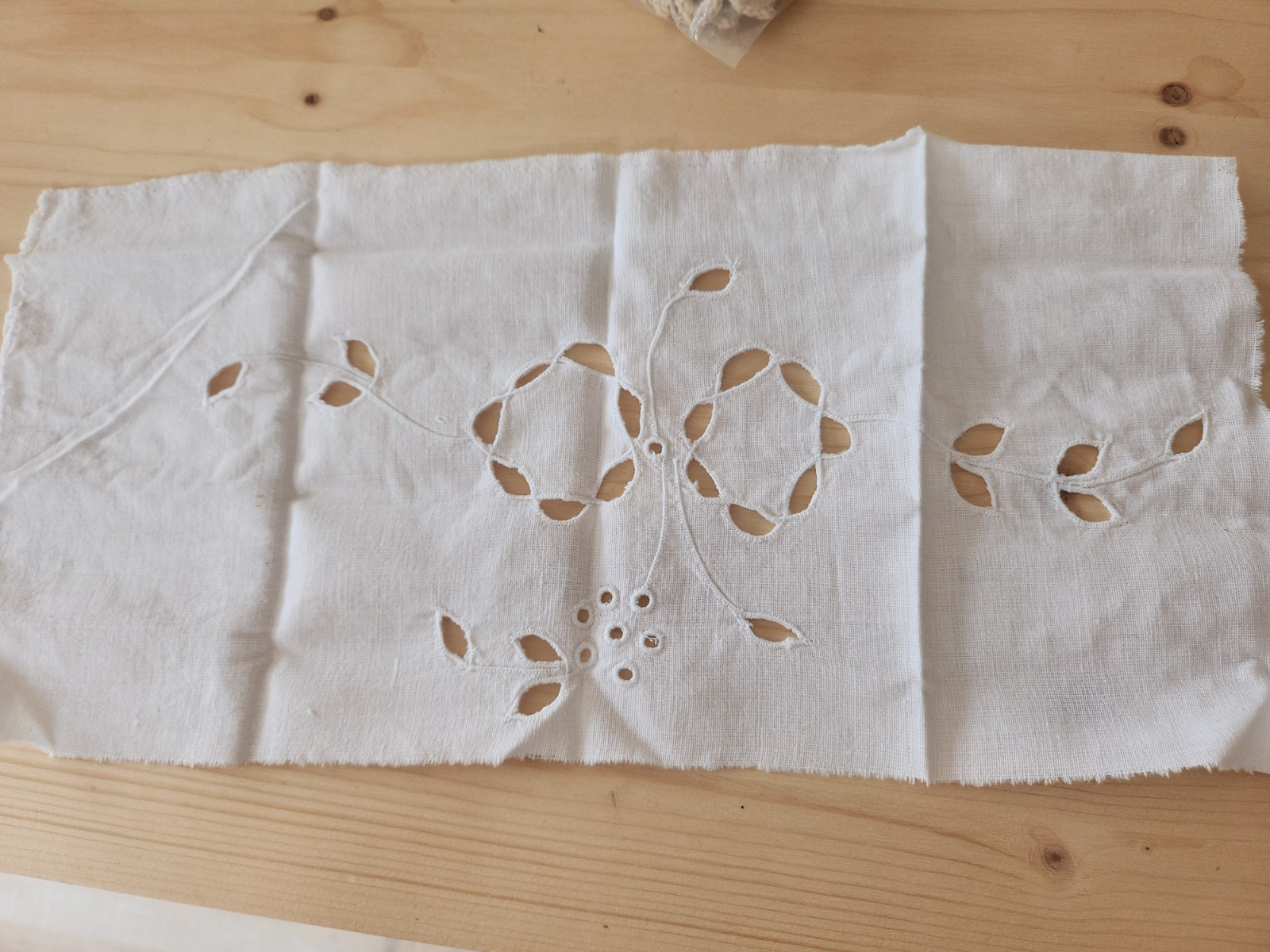 Broderie ancienne ajouré incrustation dentelle création couture T1-1