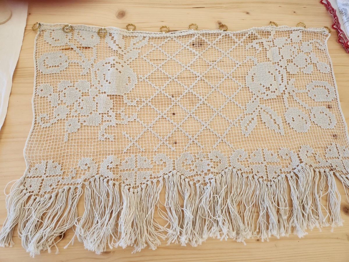Ancien petit rideau filet frange brise bise 35 cm sur 50 cm B8