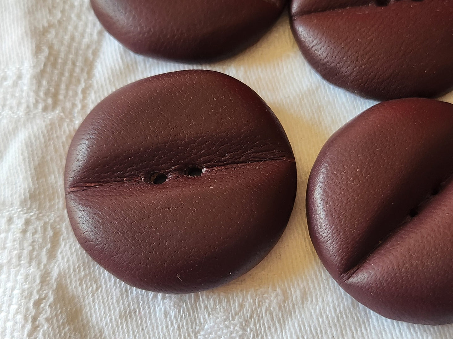 Lot  6 énormes boutons anciens en cuir xxl lie de vin 4 cm ref 6024 **
