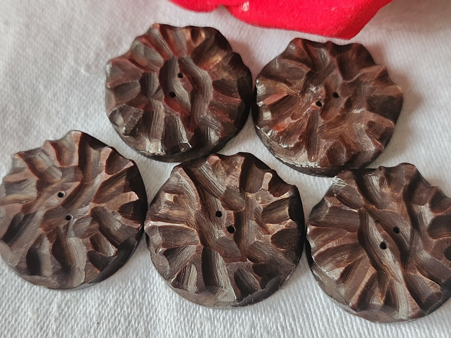 Lot 5 gros boutons anciens en nacre marron sculpté ciselé 2,8 cm ref 1618