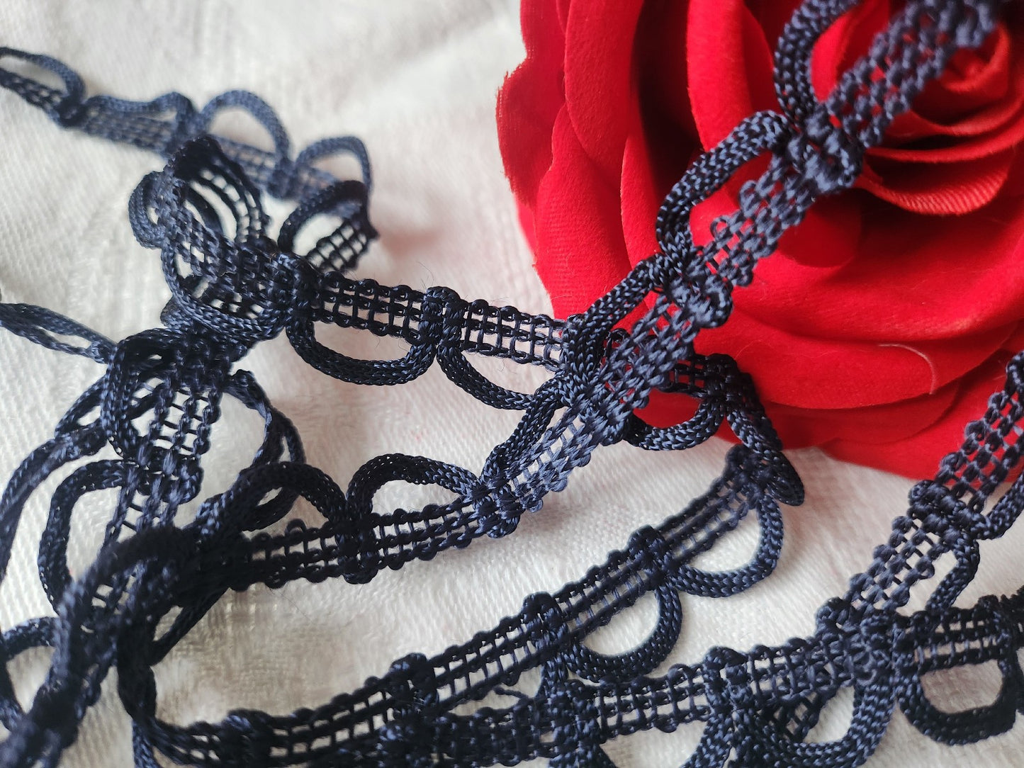 Galon /dentelle vintage bleu foncé 3 métres sur 1,2 cm A2