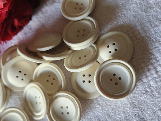 Lot 15 boutons vintage blanc créme incurvé trous 1,8 cm ref 4779