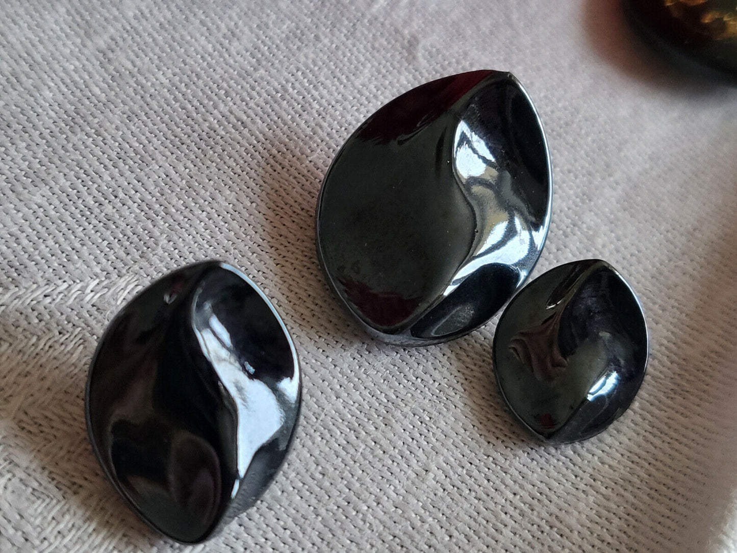 Trio boutons anciens en verre hématite gris métallisé diamètre différent D10K