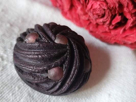 Volumineux bouton ancien vintage en résine ornement violet 3 cm D11I