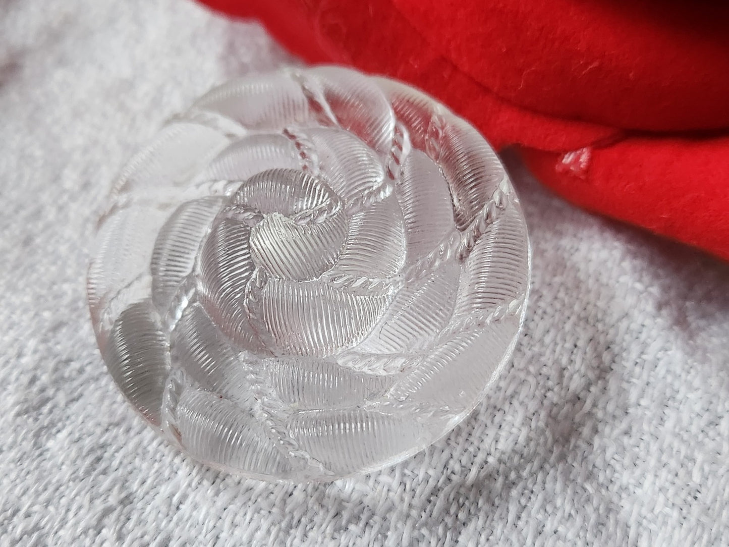 Gros bouton ancien  en verre spirale transparente relief 3,1  cm D17B