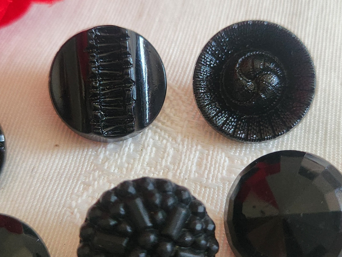 Lot 6 boutons anciens vintage  en verre noir  panaché 1,7/1,8 cm ref 6239