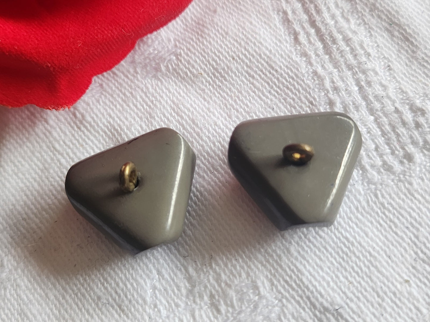 Collection duo boutons anciens gris volume triangle pied laiton 1,8 cm D5J