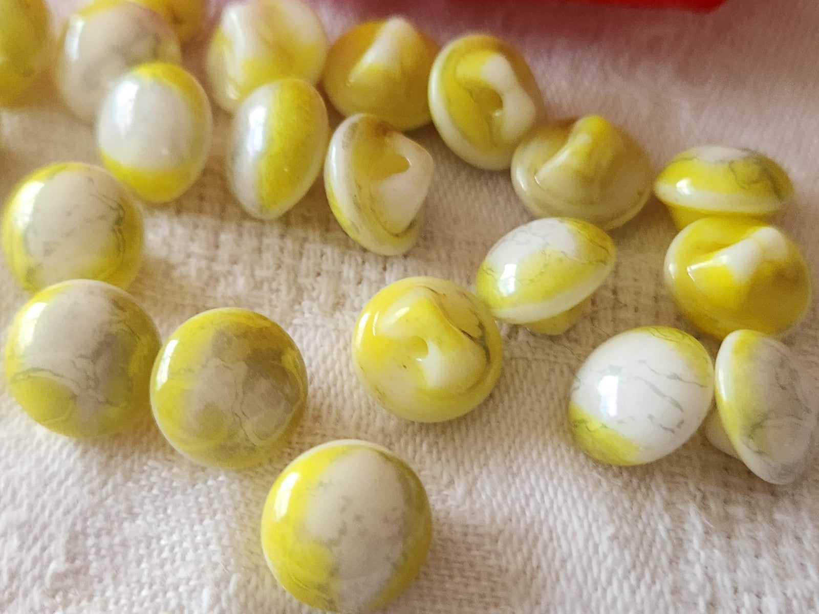 Lot 6 petits boutons vintage en verre jaune satiné 1 cm pied ancien ref 6443