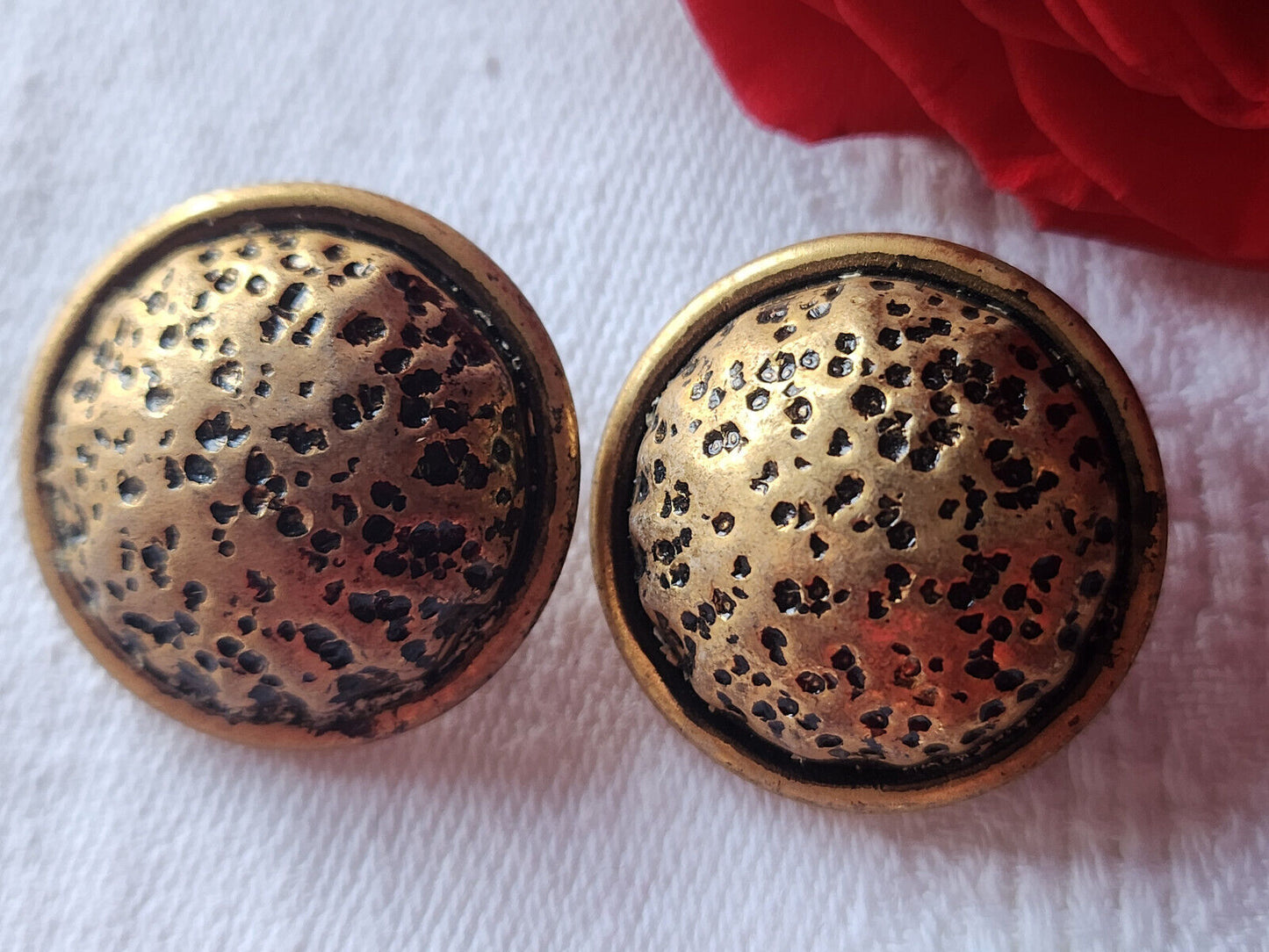 Duo gros boutons vintage en métal doré motif bombé  2,5 cm pied D5C
