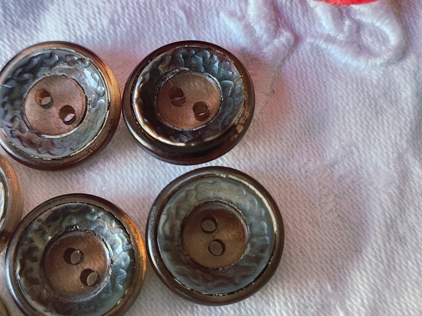 Lot 6 boutons anciens ornement en nacre ciselé 1,8 cm ref 3921