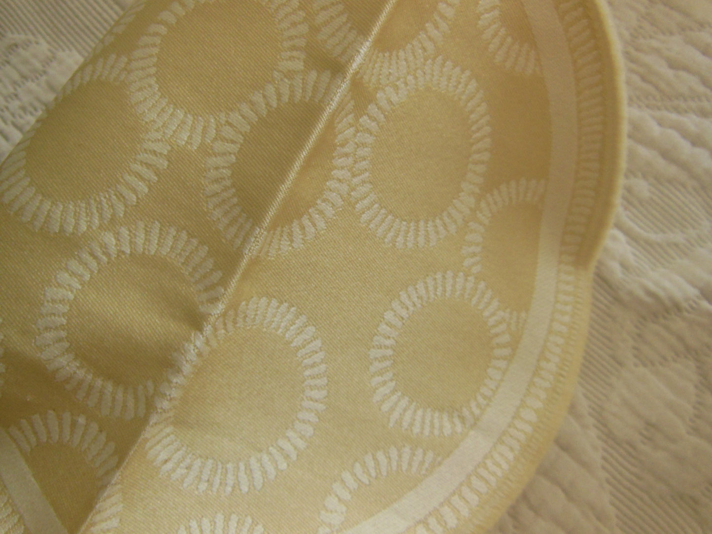 Coupon tissu superbe voilage gros rond 97 cm sur 90 cm B3