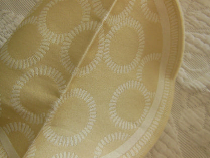 Coupon tissu superbe voilage gros rond 97 cm sur 90 cm B3