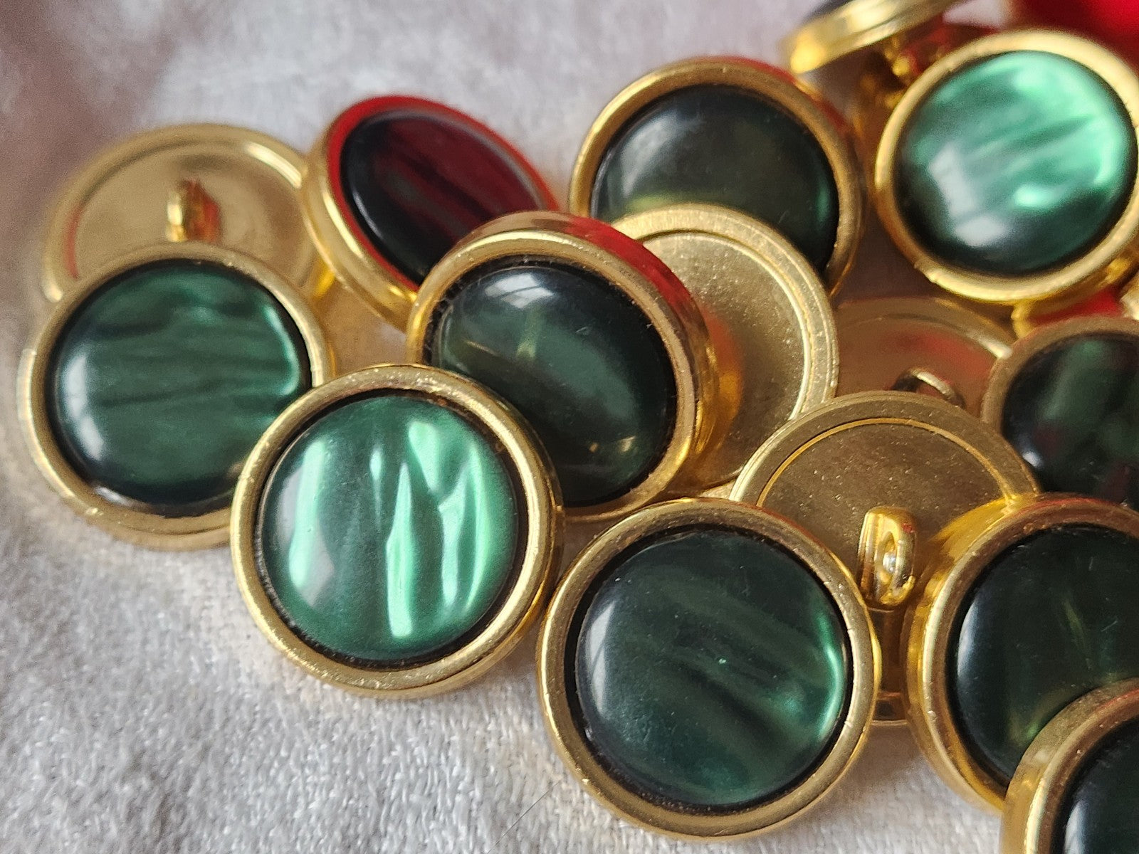 Lot 6 boutons vintage alliage doré à pied vert 2,1 cm ref 424