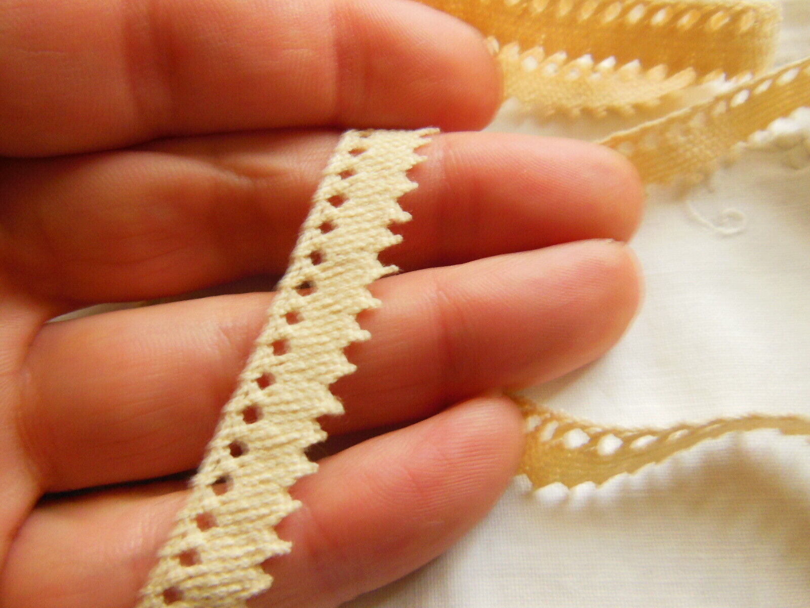 Dentelle ancienne ajourée crème 1 mètre 50 sur 1 cm  T3-42