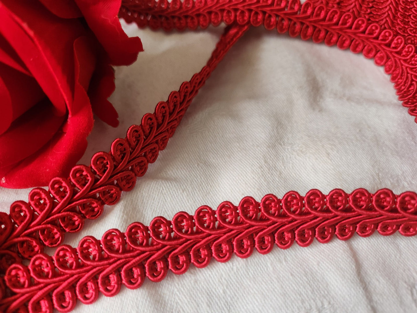 Galon vintage rouge satiné lumineux large 2 métres 30 sur 1,8 cm A2