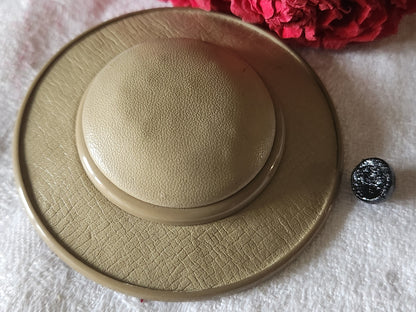 Enorme bouton ancien en cuir forme chapeau beige 6 cm ou 60 mm T7
