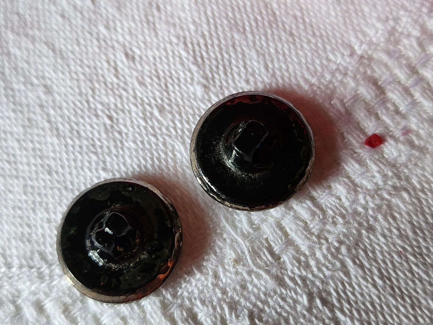 Duo  boutons anciens en verre noir quadrillé argenté 1,4 cm G12A