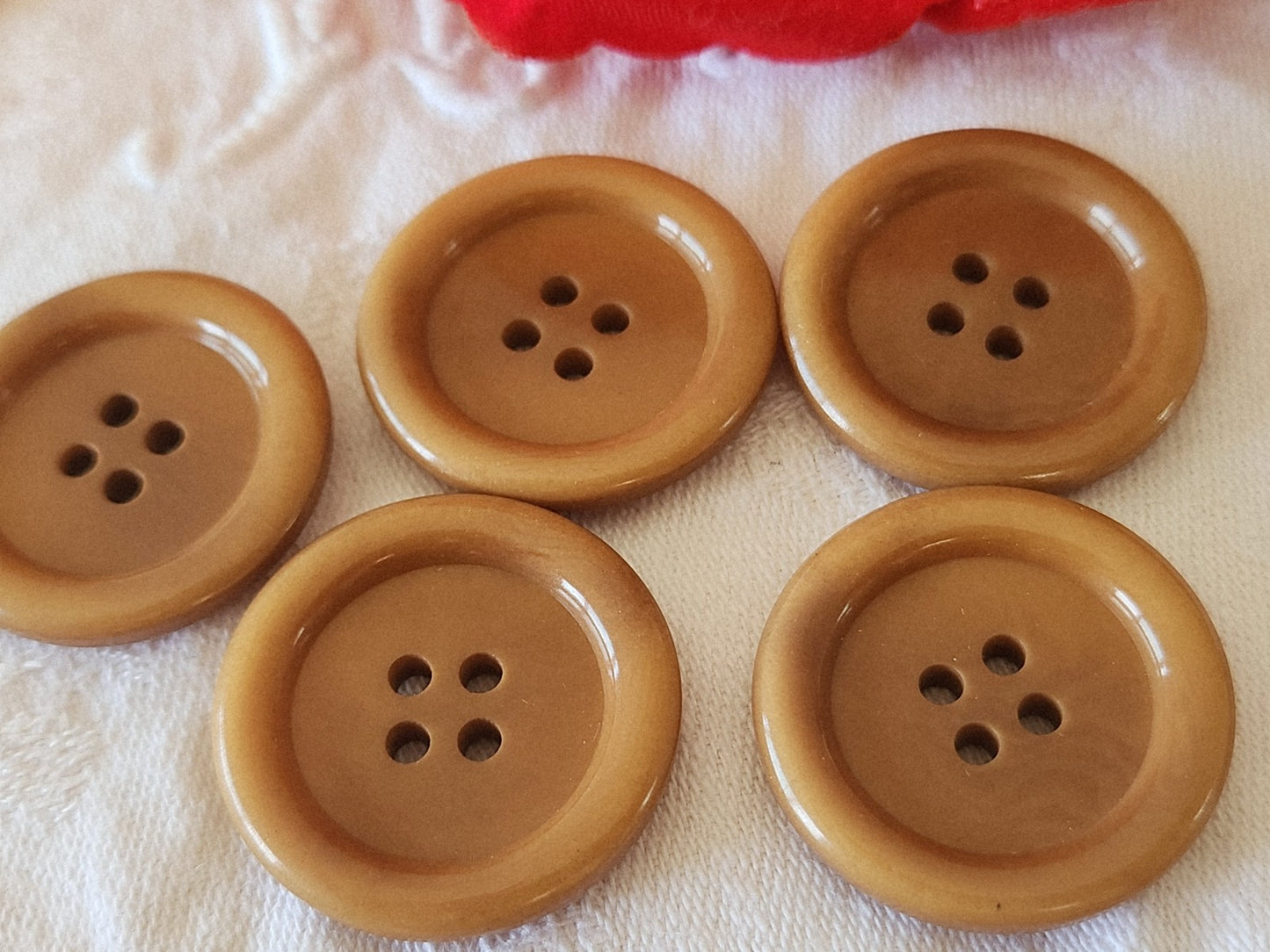 Lot 5 boutons anciens en corozo  marron gros à trous 2,9 cm ref 3859
