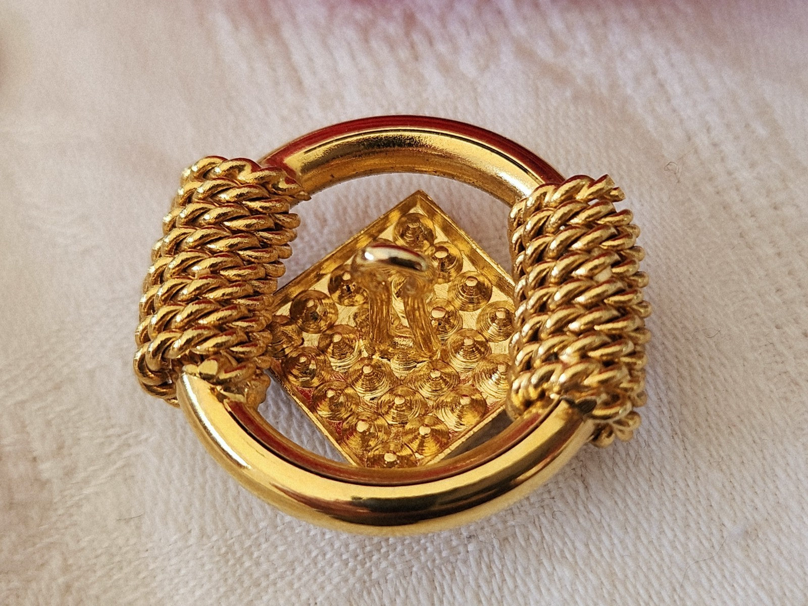 Superbe et gros bouton vintage metal paré de strass doré 3,1 cm ref 3883