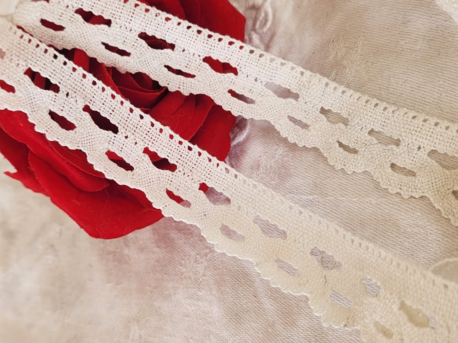Dentelle ancienne blanche large 5 mètre 50  sur 2,2 cm   T2-12