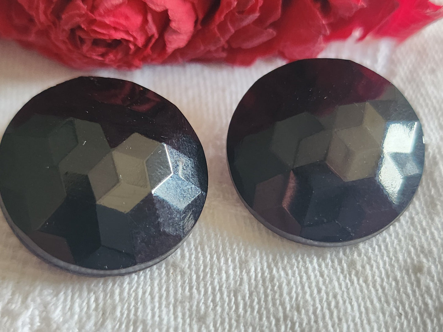 Duo gros boutons anciens en verre noir facette pied  2,1 cm D14C