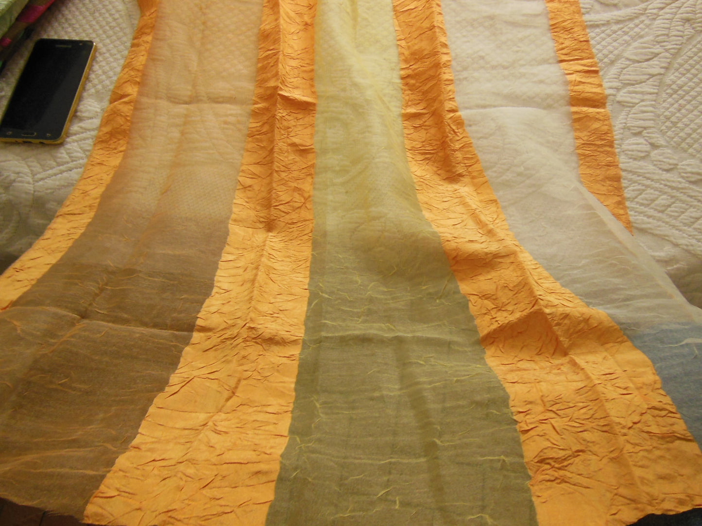 Coupon tissu brillant voilage orange jaune 74 cm sur 63 cm B3